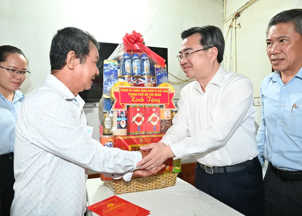 Đồng chí Nguyễn Thanh Nghị thăm hỏi ông Trần Văn Trung. Ảnh: VĂN MINH ddd745fd888501db5894.jpg