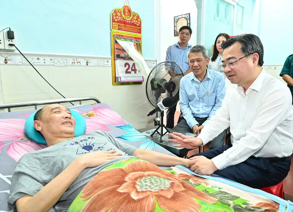 Đồng chí Nguyễn Thanh Nghị thăm hỏi ông Huỳnh Lâm Hiến. Ảnh: VIỆT DŨNG effac52a0b52820cdb43.jpg