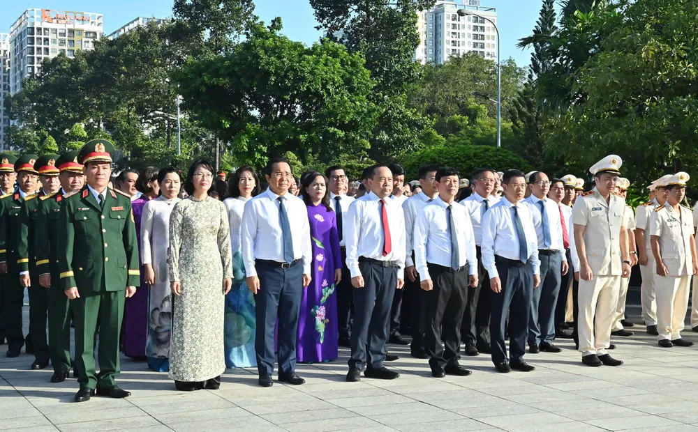 Lãnh đạo TPHCM dâng hương tưởng nhớ các Mẹ Việt Nam anh hùng, Anh hùng liệt sĩ. Ảnh: VIỆT DŨNG IMG_9066.jpeg