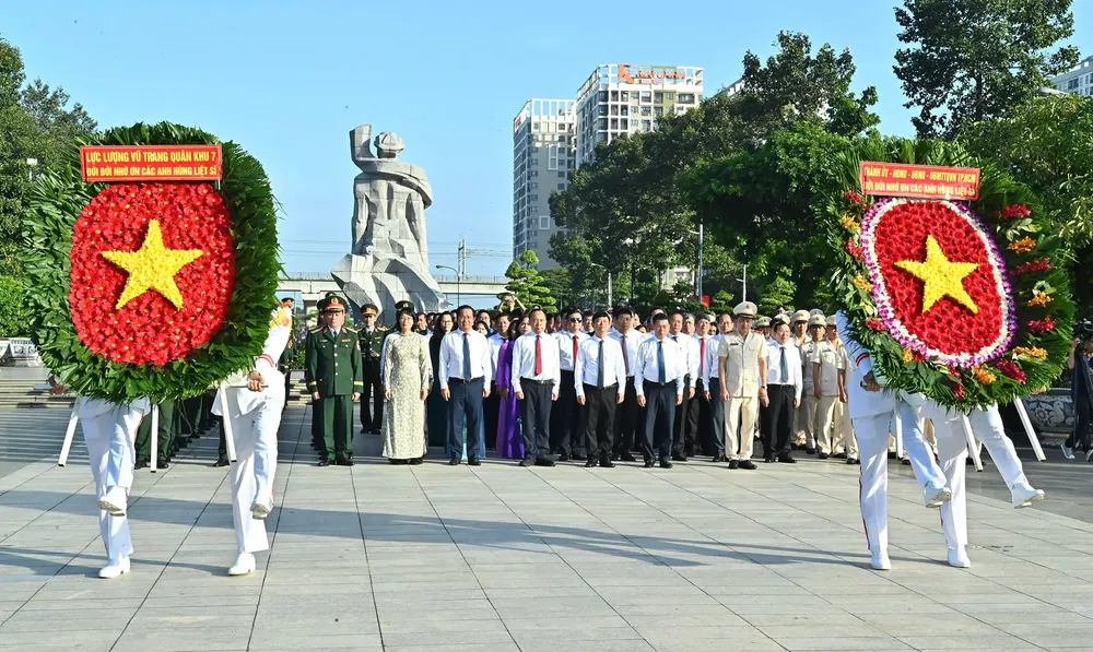Đoàn đại biểu thành kính dâng lên các Mẹ Việt Nam anh hùng, các Anh hùng liệt sĩ vòng hoa tươi thắm. Ảnh: VIỆT DŨNG IMG_9068.jpeg