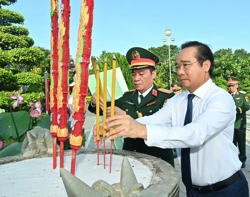 Đồng chí Nguyễn Văn Được và Thiếu tướng Trần Ngọc Minh dâng hương. Ảnh: VIỆT DŨNG IMG_9072.jpeg