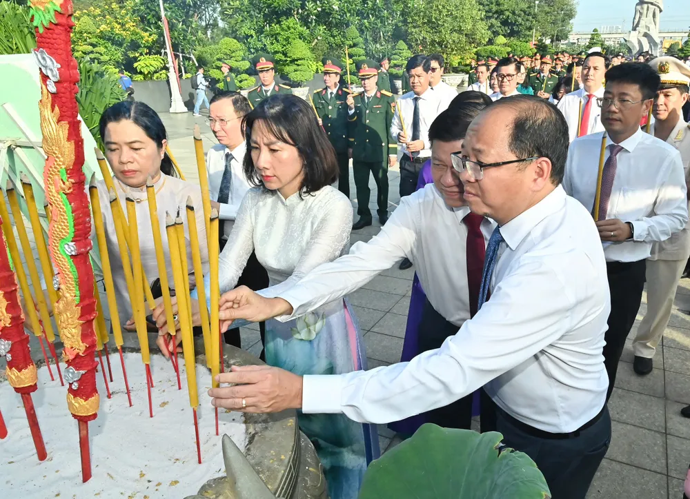 Đại biểu dâng hương. Ảnh: VIỆT DŨNG IMG_9074.jpeg