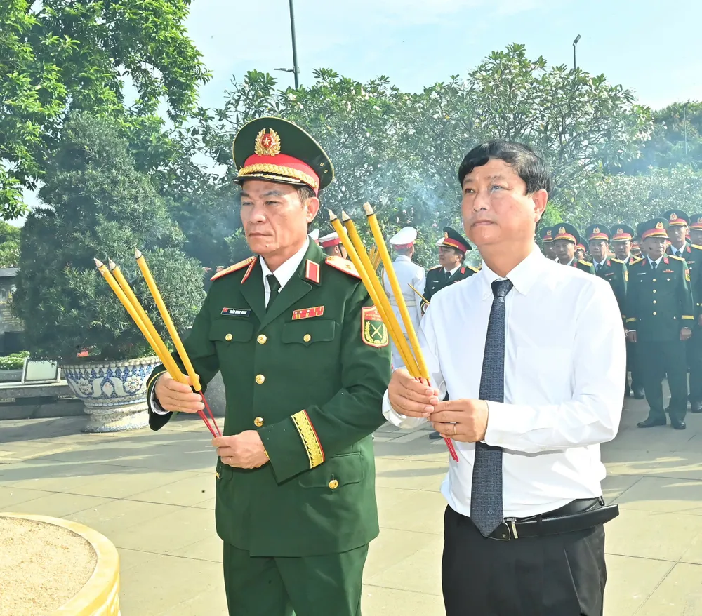 Đồng chí Võ Văn Minh và Thiếu tướng Trần Ngọc Minh dâng hương. Ảnh: VIỆT DŨNG IMG_9079.jpeg