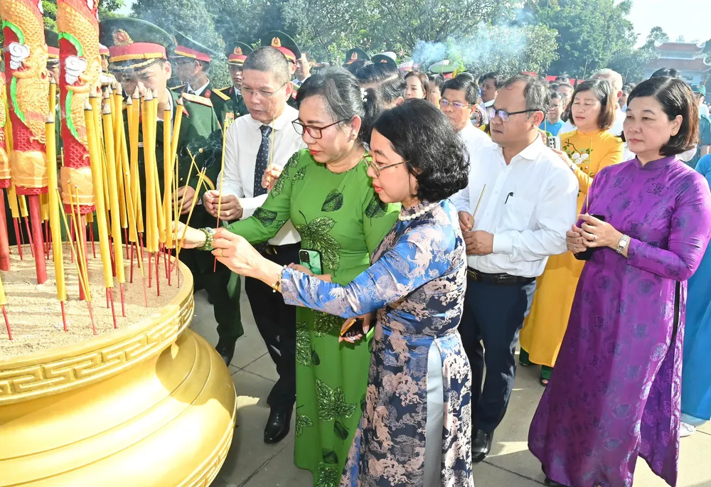 Đại biểu dâng hương tại Nghĩa trang TPHCM. Ảnh: VIỆT DŨNG IMG_9083.jpeg