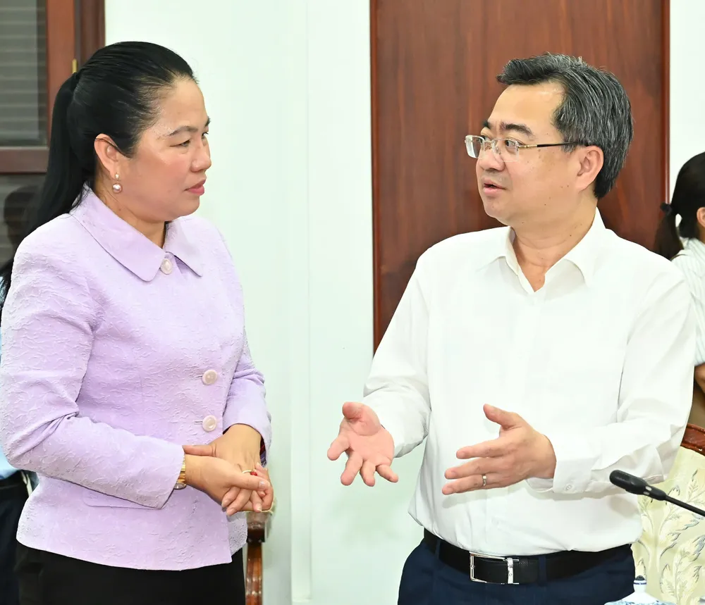 Đồng chí Nguyễn Thanh Nghị, Phó Bí thư Thường trực Thành ủy TPHCM trao đổi với đồng chí Lê Thị Hồng Nga, Phó Bí thư Đảng ủy các cơ quan Đảng TPHCM, tại buổi làm việc của Tổ Công tác số 1 Ban Chỉ đạo đại hội của Thành ủy với Ban Thường vụ Đảng ủy các cơ quan Đảng TPHCM về công tác chuẩn bị và tổ chức đại hội. Ảnh: VIỆT DŨNG 65dba3a6e79b6ec5378a.jpg