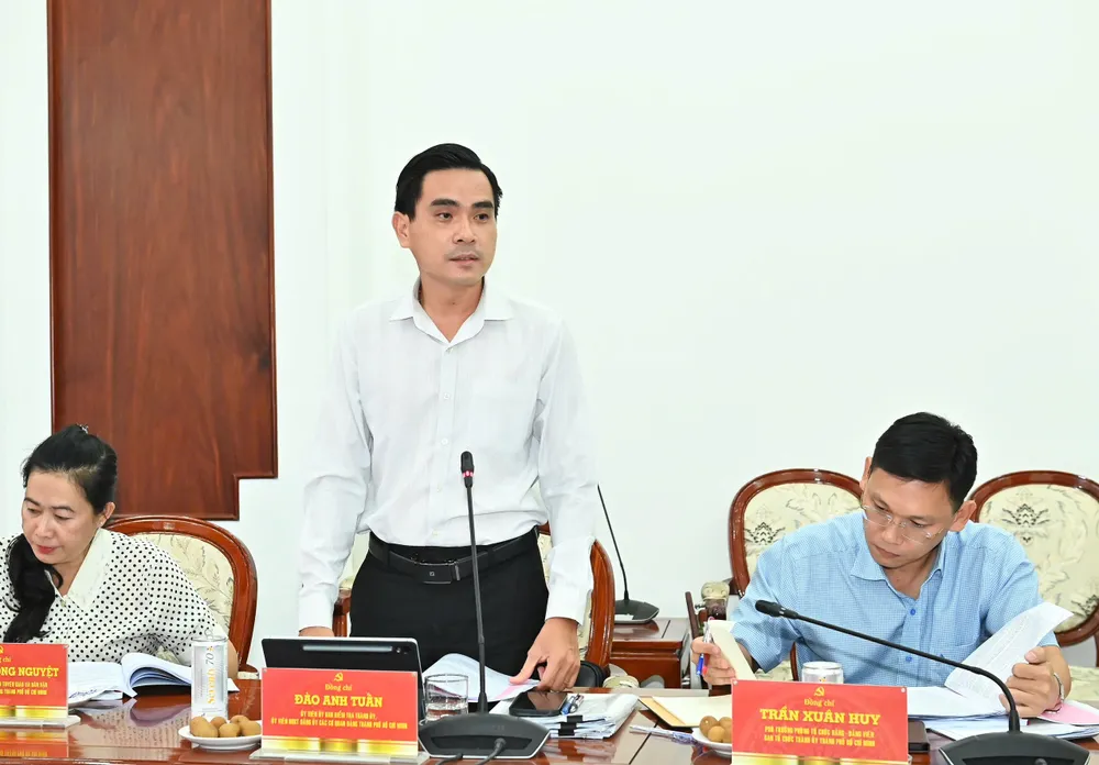 Ủy viên Ủy ban Kiểm tra Thành ủy TPHCM Đào Anh Tuấn phát biểu. Ảnh: VIỆT DŨNG 71fa3a917eacf7f2aebd.jpg