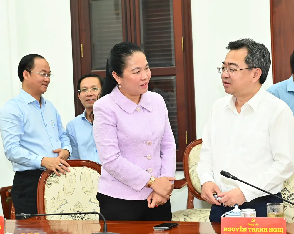 Đồng chí Nguyễn Thanh Nghị cùng tổ công tác làm việc với Ban Thường vụ Đảng ủy các cơ quan Đảng TPHCM. Ảnh: VIỆT DŨNG d055ee29aa14234a7a05.jpg