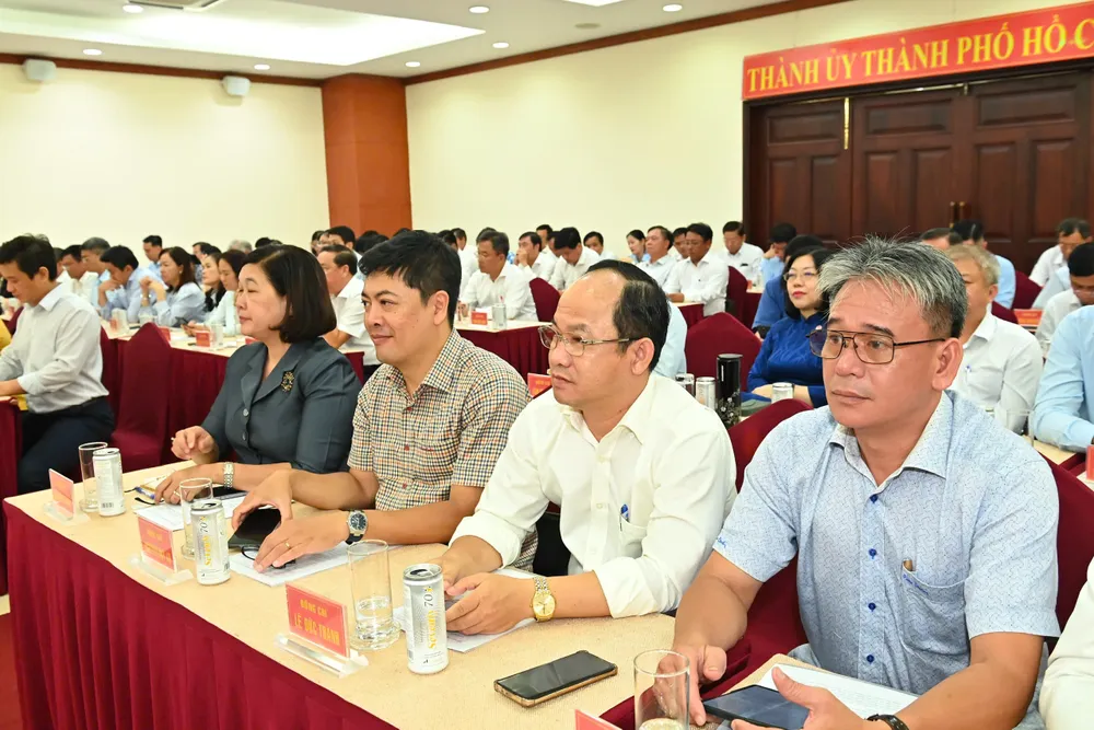 Đại biểu dự hội nghị nghe báo cáo nhanh kết quả Hội nghị lần thứ 12 của Ban Chấp hành Trung ương Đảng khóa XIII. Ảnh: VIỆT DŨNG 0d0c2f00c3c24a9c13d3.jpg