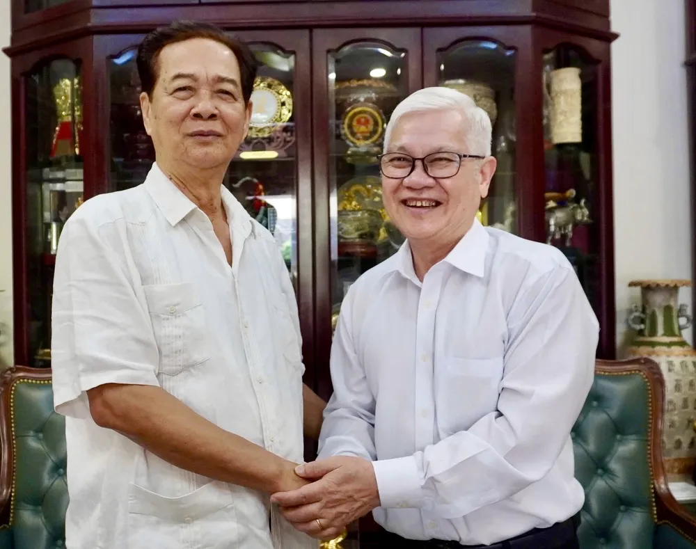 Comrade Nguyen Van Loi visited and expressed gratitude to Comrade Nguyen Tan Dung. Photo: D.TRUONG 18e17f45fb0059716c3d029bc4c355b2.jpeg