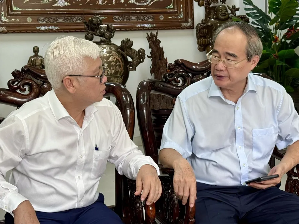 Comrade Nguyen Van Loi visits comrade Nguyen Thien Nhan. Photo: Q.TUNG 1J1CHV0VQ_875TH7.jpeg