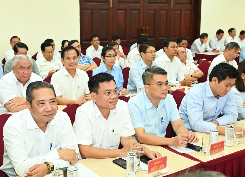 Đại biểu dự hội nghị nghe báo cáo nhanh kết quả Hội nghị lần thứ 12 của Ban Chấp hành Trung ương Đảng khóa XIII. Ảnh: VIỆT DŨNG 225d826c6eaee7f0bebf.jpg