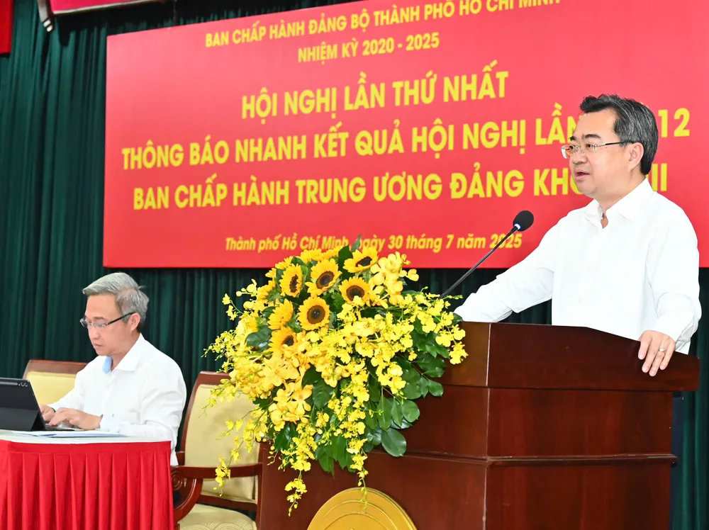 Phó Bí thư Thường trực Thành ủy TPHCM Nguyễn Thanh Nghị báo cáo nhanh kết quả. Ảnh: VIỆT DŨNG b0ea0ee7e2256b7b3234.jpg