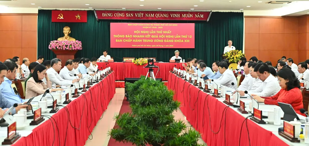 Phó Bí thư Thường trực Thành ủy TPHCM Nguyễn Thanh Nghị báo cáo nhanh kết quả. Ảnh: VIỆT DŨNG e2ac629a8e5807065e49.jpg