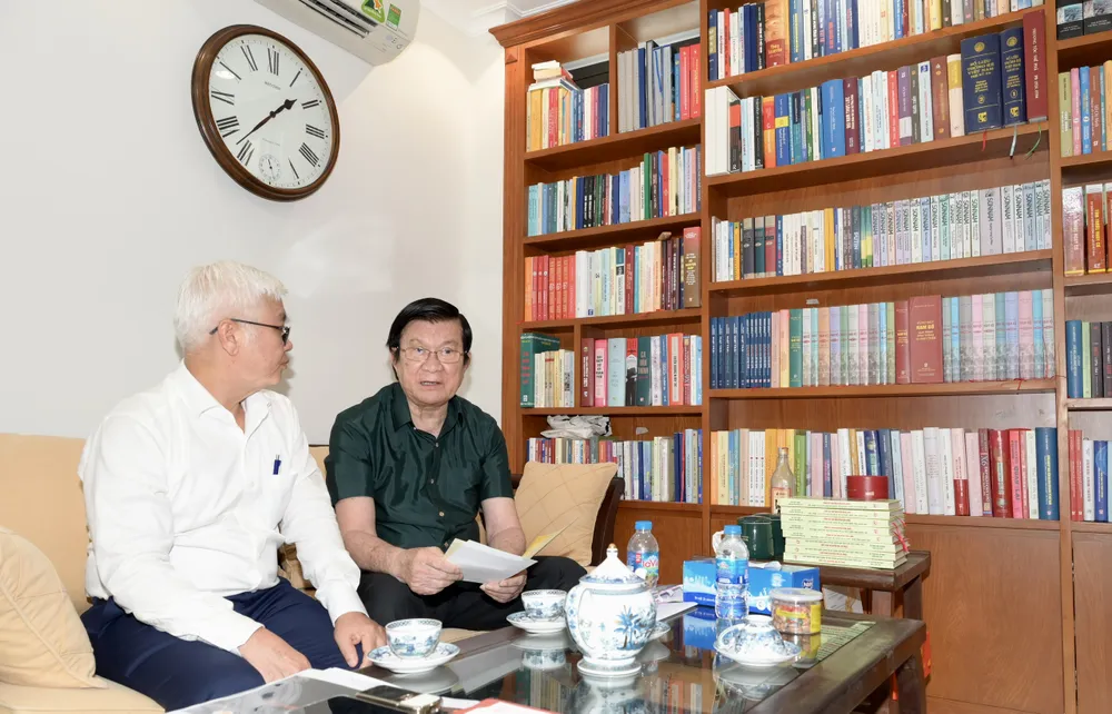 Comrade Nguyen Van Loi visited comrade Truong Tan Sang. Photo: VAN MINH e5788bf395331c6d4522.jpg