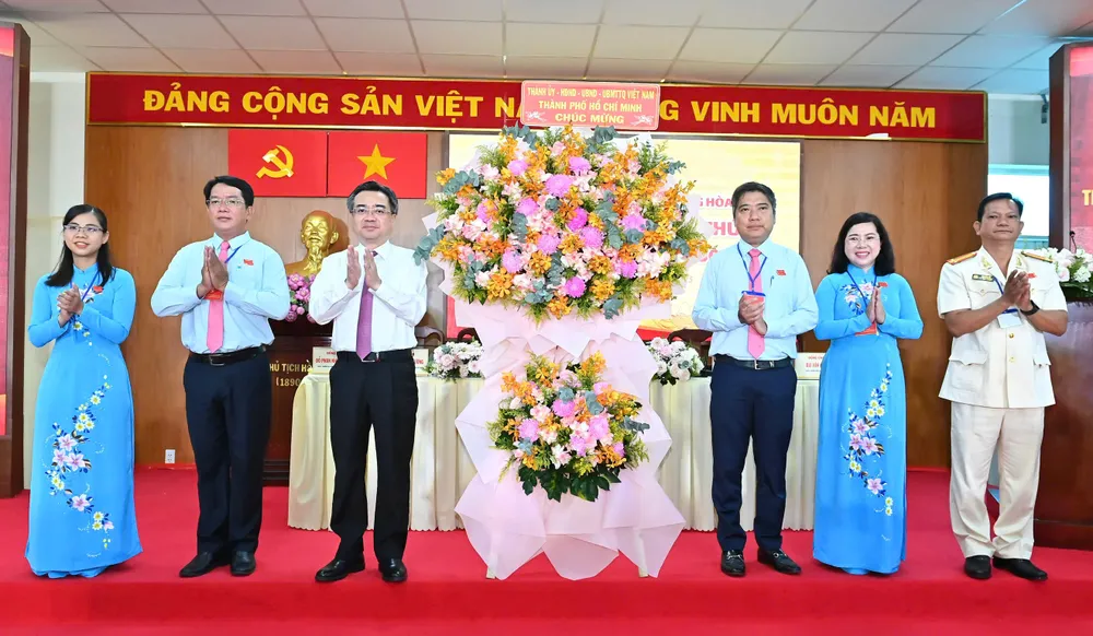 Đồng chí Nguyễn Thanh Nghị tặng lẵng hoa của Thành ủy - HĐND - UBND - Ủy ban MTTQ Việt Nam TPHCM chúc mừng đại hội. Ảnh: VIỆT DŨNG a8cd98524d8ac4d49d9b.jpg