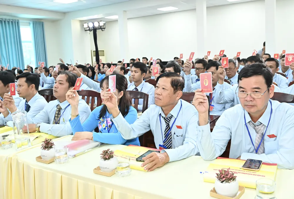 Đại biểu dự đại hội biểu quyết thông qua nghị quyết. Ảnh: VIỆT DŨNG DSC_5718.jpeg