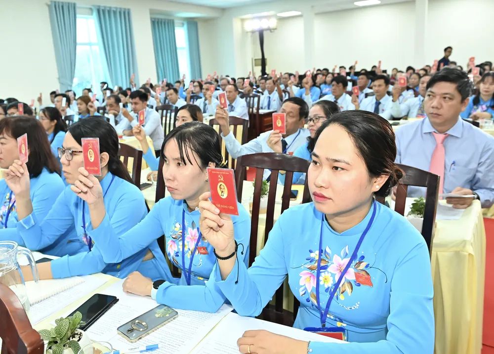 Đại biểu dự đại hội biểu quyết thông qua nghị quyết. Ảnh: VIỆT DŨNG DSC_5725.jpeg