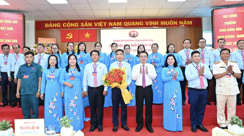 Đồng chí Nguyễn Thanh Nghị tặng hoa chúc mừng Ban Chấp hành Đảng bộ phường Bình Hưng Hòa, nhiệm kỳ 2025-2030. Ảnh: VIỆT DŨNG DSC_5742.jpeg