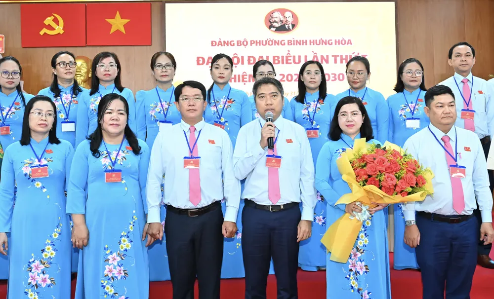 Thay mặt Ban Chấp hành Đảng bộ phường, Bí thư Đảng ủy phường Bình Hưng Hòa Nguyễn Việt Quế Sơn phát biểu nhận nhiệm vụ. Ảnh: VIỆT DŨNG DSC_5756.jpeg