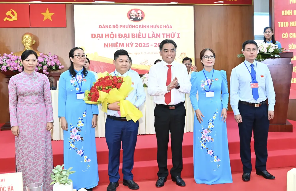 Đồng chí Nguyễn Lộc Hà, Ủy viên Ban Thường vụ Thành ủy, Phó Chủ tịch UBND TPHCM tặng hoa chúc mừng Ủy ban Kiểm tra Đảng ủy phường, nhiệm kỳ 2025-2030 ra mắt. Ảnh: VIỆT DŨNG DSC_5776.jpeg