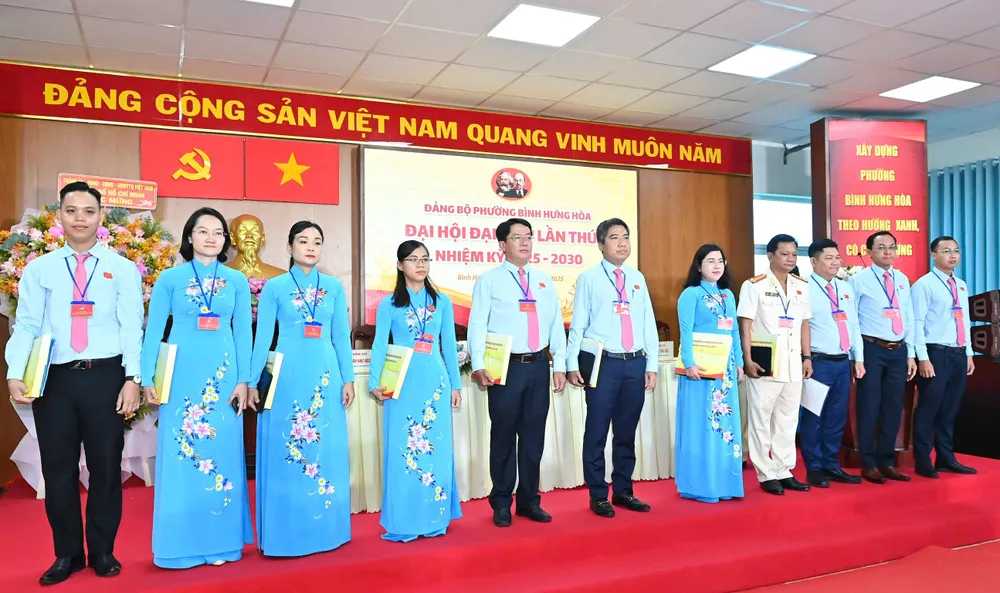 Đoàn Chủ tịch, Tổ thư ký đại hội. Ảnh: VIỆT DŨNG e29b6e28bbf032ae6be1.jpg