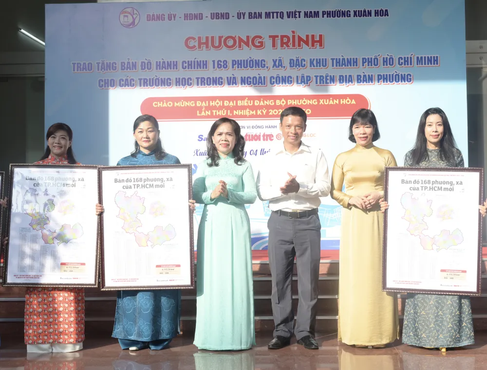 Bí thư Đảng ủy, Chủ tịch HĐND phường Xuân Hòa Nguyễn Thanh Xuân cùng đại diện đơn vị tài trợ trao tặng bản đồ. Ảnh: VĂN MINH DSC_7250.jpeg