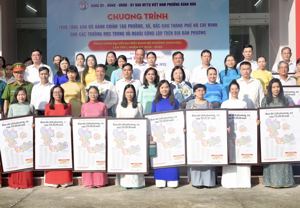 Phường Xuân Hòa trao tặng bản đồ hành chính 168 phường, xã, đặc khu của TPHCM cho các trường học. Ảnh: VĂN MINH DSC_7299.jpeg