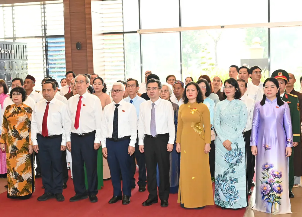 Đoàn đại biểu Thành ủy – HĐND – UBND – Ủy ban MTTQ Việt Nam TPHCM dâng hoa, dâng hương tưởng nhớ Chủ tịch Tôn Đức Thắng. Ảnh: VIỆT DŨNG 01e039fe4e4fc7119e5e.jpg