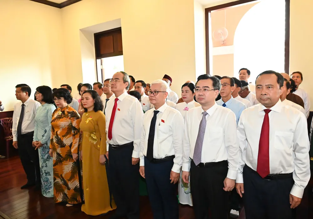 Đoàn đại biểu Thành ủy – HĐND – UBND – Ủy ban MTTQ Việt Nam TPHCM dâng hoa, dâng hương tưởng nhớ Chủ tịch Hồ Chí Minh. Ảnh: VIỆT DŨNG 25fe25ec525ddb03824c.jpg