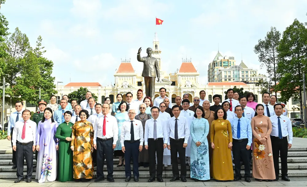 Đoàn đại biểu chụp ảnh lưu niệm tại Tượng đài Chủ tịch Hồ Chí Minh (đường Nguyễn Huệ, phường Sài Gòn, TPHCM). Ảnh: VIỆT DŨNG abc3423a348bbdd5e49a.jpg