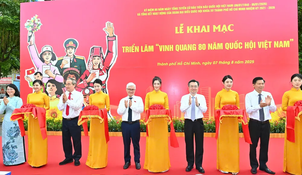 Trưởng đoàn ĐBQH khóa XV TPHCM Nguyễn Văn Lợi và Phó Bí thư Thường trực Thành ủy TPHCM Nguyễn Thanh Nghị cùng các đại biểu khai mạc triển lãm ảnh. Ảnh: VIỆT DŨNG c9ef089c492cc072993d.jpg