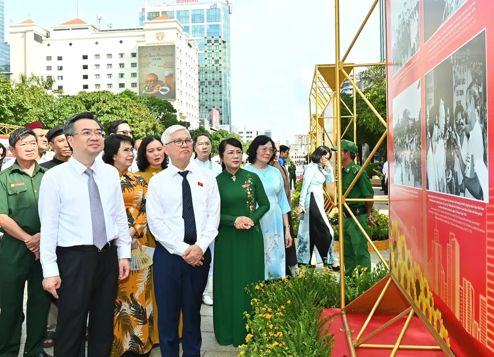 Trưởng đoàn ĐBQH khóa XV TPHCM Nguyễn Văn Lợi và Phó Bí thư Thường trực Thành ủy TPHCM Nguyễn Thanh Nghị tham quan triển lãm ảnh. Ảnh: VIỆT DŨNG f27f3d117ca1f5ffacb0.jpg