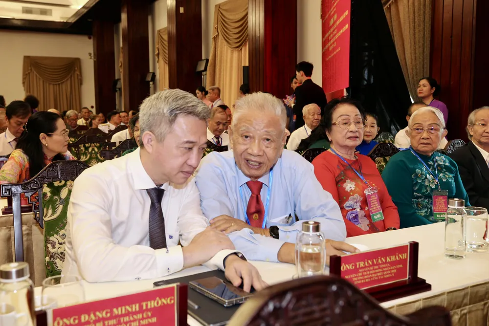 Phó Bí thư Thành ủy TPHCM Đặng Minh Thông cùng các đại biểu dự chương trình họp mặt. Ảnh: DŨNG PHƯƠNG 06705ec9e00f4460c744a8069f6e3779.jpeg