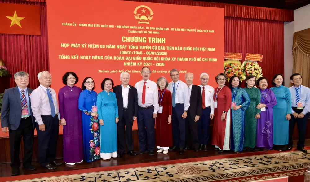 Nguyên Chủ tịch nước Nguyễn Minh Triết cùng các đại biểu đến dự chương trình họp mặt. Ảnh: VĂN MINH DSC_7708.jpeg