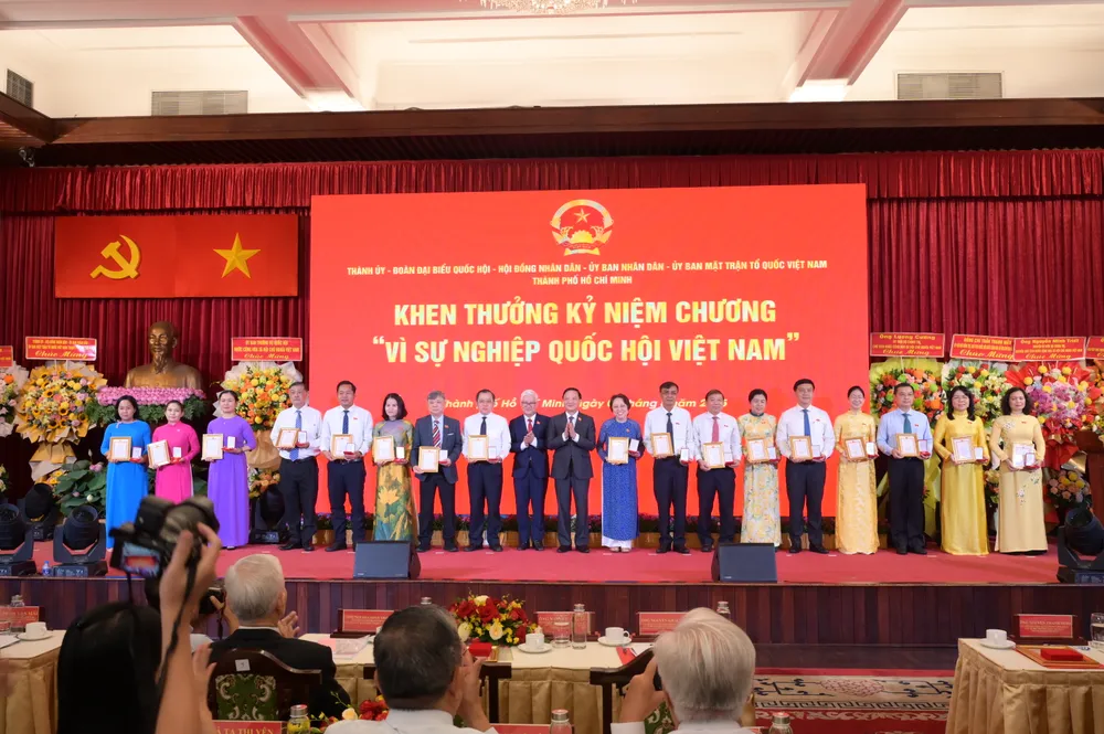 អនុប្រធានរដ្ឋសភា Nguyen Khac Dinh និងជាប្រធានគណៈប្រតិភូរដ្ឋសភាទីក្រុងហូជីមិញ លោក Nguyen Van Loi បានប្រគល់មេដាយរំលឹក “ដើម្បីបុព្វហេតុរដ្ឋសភាវៀតណាម”។ រូបថត៖ VAN MINH DSC_7852.jpeg