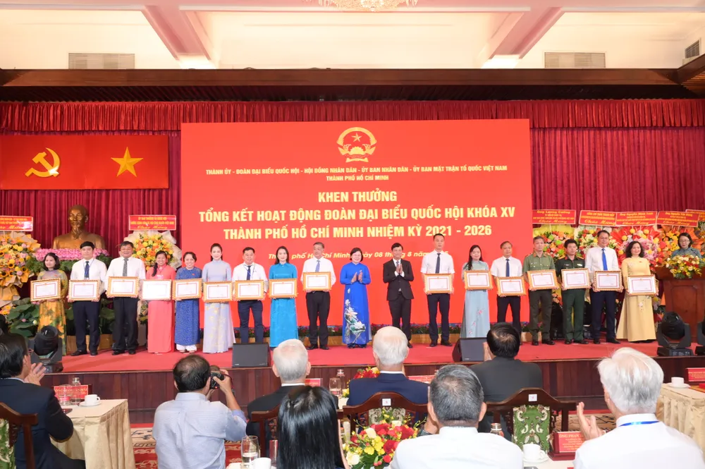 ប្រធានក្រុមប្រឹក្សាប្រជាជនទីក្រុងហូជីមិញ លោក Vo Van Minh និងជាប្រធានគណៈកម្មាធិការរៀបចំគណៈកម្មាធិការបក្សទីក្រុងហូជីមិញ លោក Van Thi Bach Tuyet បានប្រគល់ប័ណ្ណសរសើរពីប្រធានគណៈកម្មាធិការប្រជាជនទីក្រុងហូជីមិញ។ រូបថត៖ VAN MINH DSC_7870.jpeg