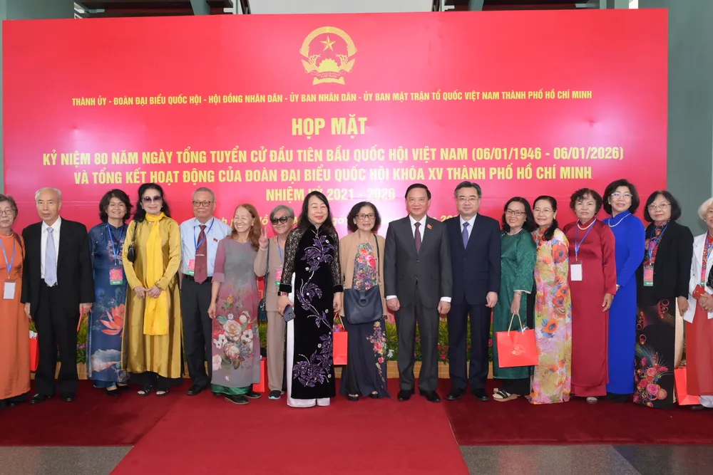 Phó Chủ tịch Quốc hội Nguyễn Khắc Định và Phó Bí thư Thường trực Thành ủy TPHCM Nguyễn Thanh Nghị cùng các đại biểu dự họp mặt. Ảnh: VĂN MINH DSC_7895.jpeg