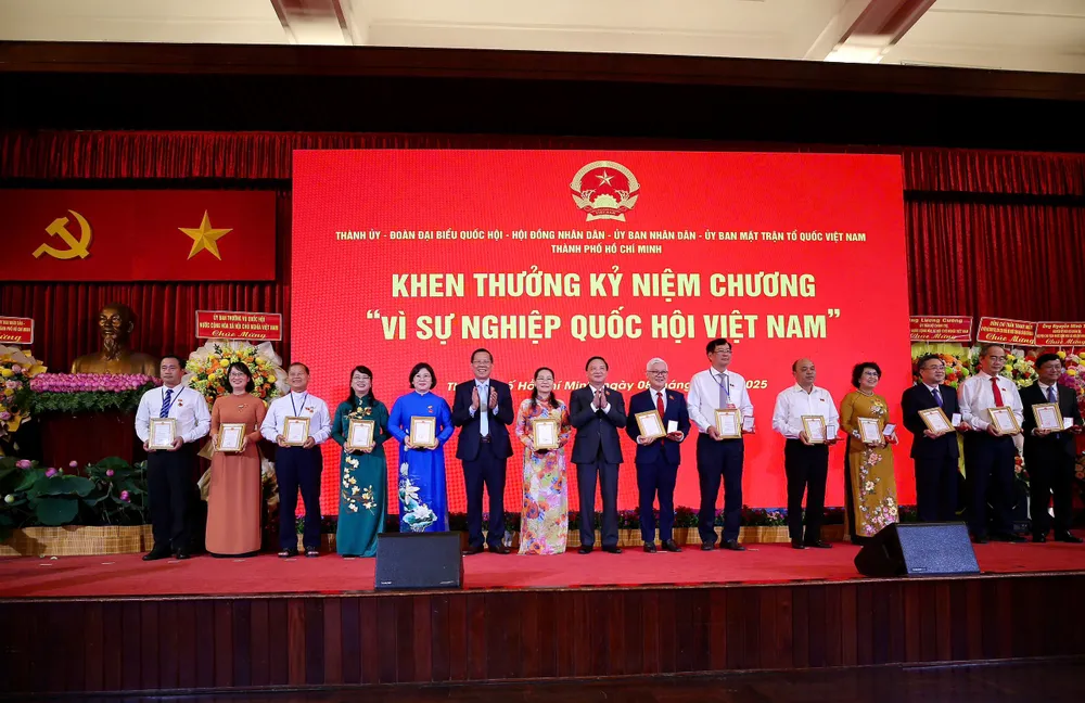 អនុប្រធានរដ្ឋសភា Nguyen Khac Dinh និងប្រធានគណៈកម្មាធិការសេដ្ឋកិច្ច និងហិរញ្ញវត្ថុ Phan Van Mai ប្រគល់មេដាយរំលឹក “ដើម្បីបុព្វហេតុរដ្ឋសភាវៀតណាម”។ រូបថត៖ ដួង ភួង IMG_9895.jpeg