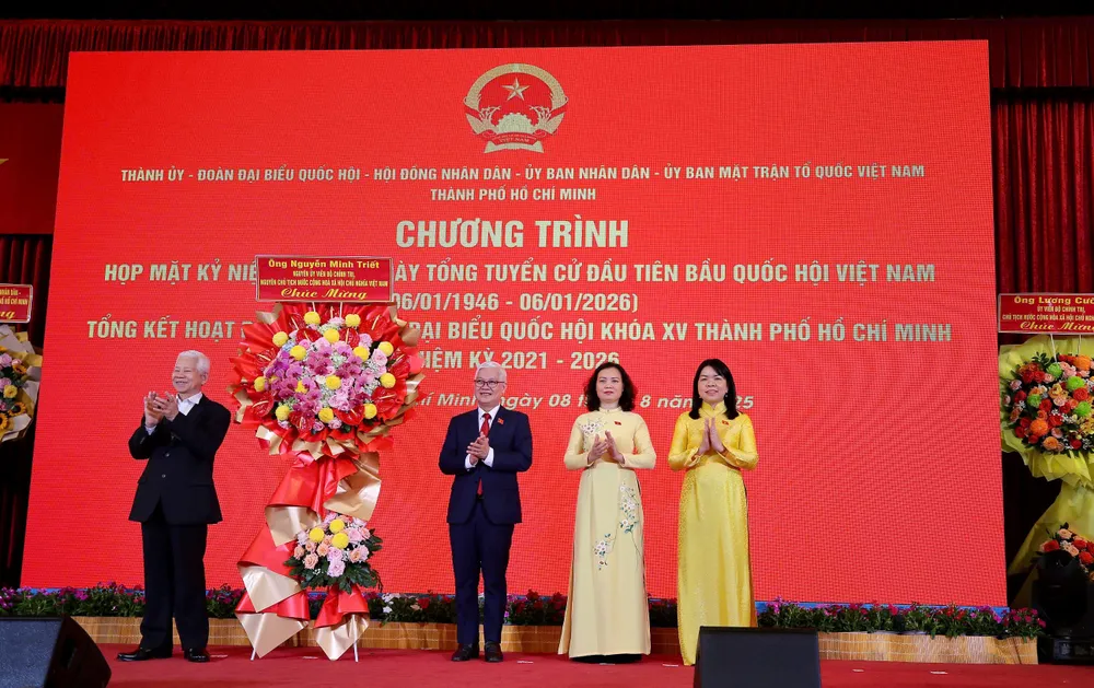 អតីតប្រធានរដ្ឋ Nguyen Minh Triet ជូនផ្កាអបអរសាទរគណៈប្រតិភូរដ្ឋសភាទីក្រុងហូជីមិញ។ រូបថត៖ ដួង ភួង IMG_9899.jpeg