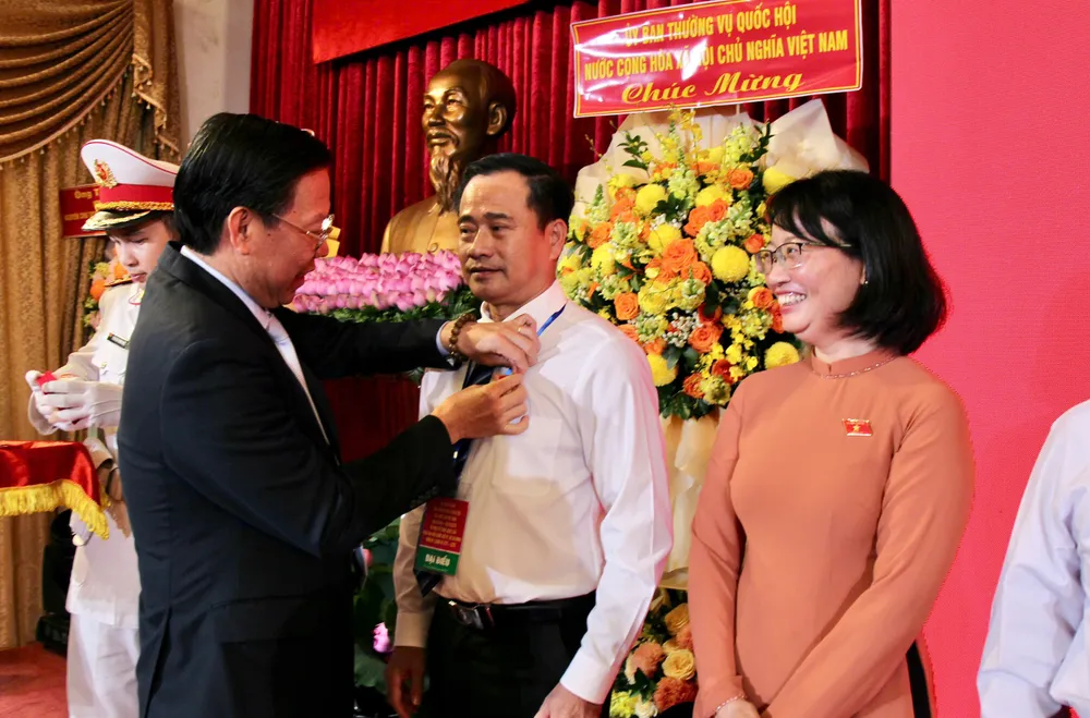 Đồng chí Phan Văn Mãi, Chủ nhiệm Ủy ban Kinh tế và Tài chính của Quốc hội trao kỷ niệm chương "Vì sự nghiệp Quốc hội Việt Nam" tặng các ĐBQH có nhiều đóng góp đối với quá trình phát triển của Quốc hội. Ảnh: DŨNG PHƯƠNG IMG_9912.jpeg