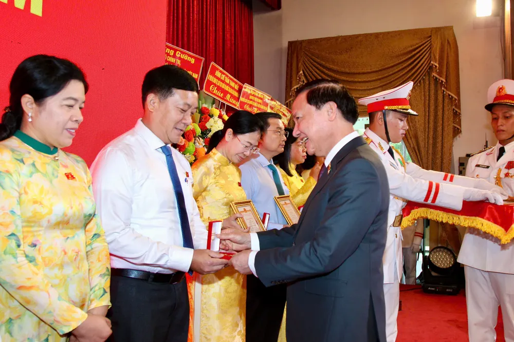 Phó Chủ tịch Quốc hội Nguyễn Khắc Định trao kỷ niệm chương "Vì sự nghiệp Quốc hội Việt Nam" tặng các ĐBQH có nhiều đóng góp đối với quá trình phát triển của Quốc hội. Ảnh: DŨNG PHƯƠNG IMG_9917.jpeg