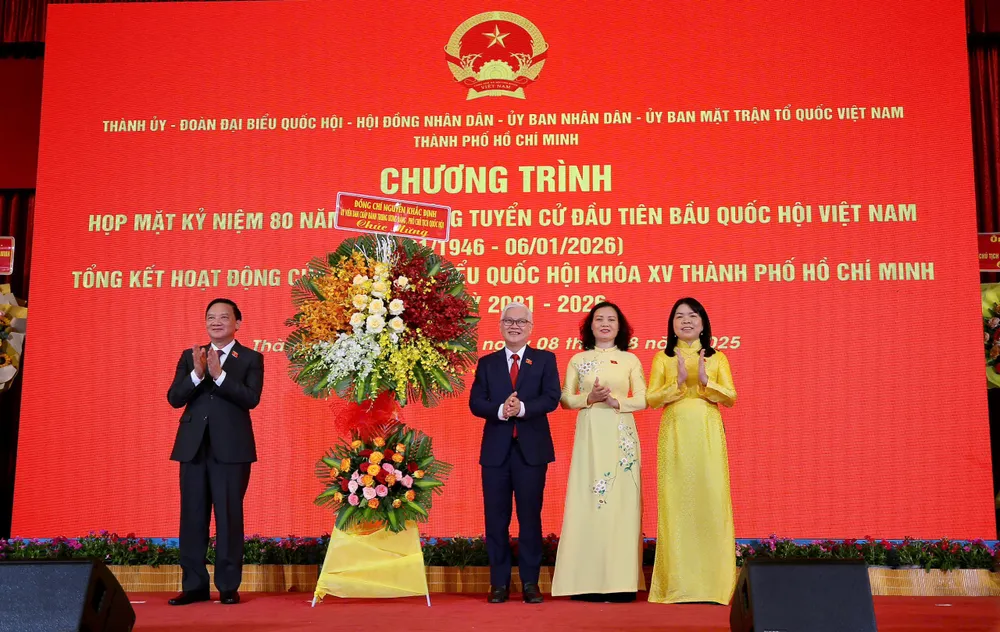 អនុប្រធានរដ្ឋសភា Nguyen Khac Dinh អញ្ជើញជូនកម្រងផ្កាអបអរសាទរគណៈប្រតិភូរដ្ឋសភាទីក្រុងហូជីមិញ។ រូបថត៖ ដួង ភួង IMG_9920.jpeg