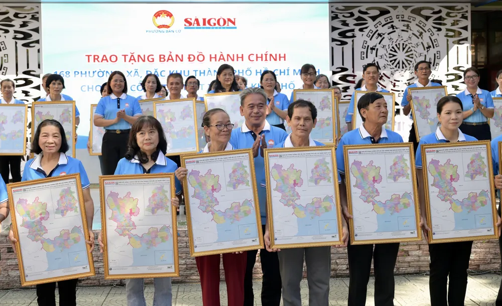 Lãnh đạo phường Bàn Cờ trao tặng Bản đồ đơn vị Hành chính cấp tỉnh Việt Nam và Bản đồ Hành chính cấp xã của TPHCM năm 2025 đến 36 khu phố do Báo Sài Gòn Giải Phóng tài trợ. Ảnh: VĂN MINH DSC_8047.jpeg