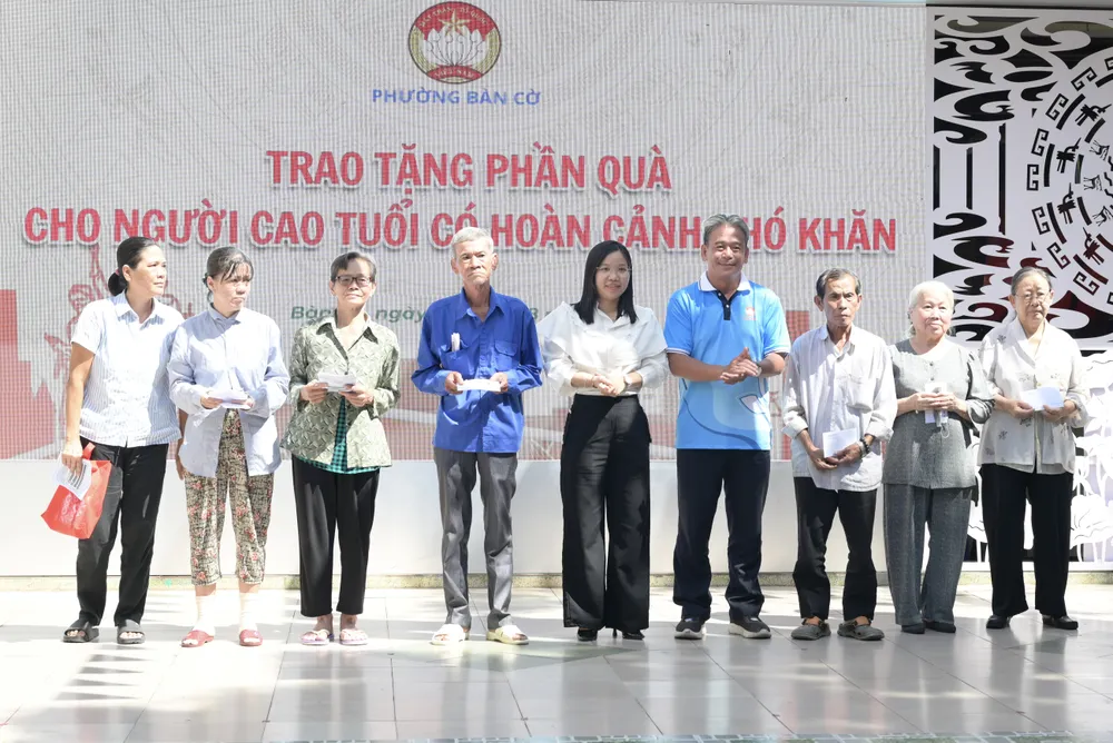 Bí thư Đảng ủy, Chủ tịch HĐND phường Bàn Cờ Nguyễn Thành Nam trao quà hỗ trợ người dân. Ảnh: VĂN MINH DSC_8206.jpeg