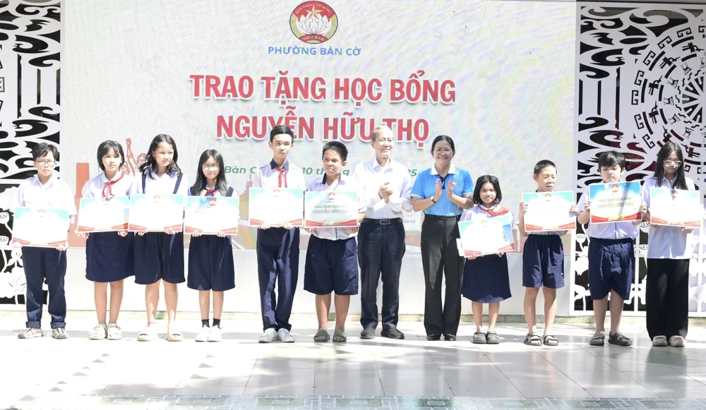 Trao học bổng Nguyễn Hữu Thọ đến các em học sinh. Ảnh: VĂN MINH DSC_8218.jpeg