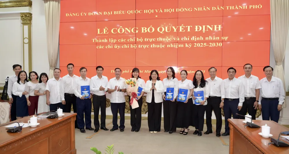 Công bố thành lập chi bộ Ban Pháp chế. Ảnh: VĂN MINH 125998acb8fbe2ca2dd57bc90e63b5ee.jpeg
