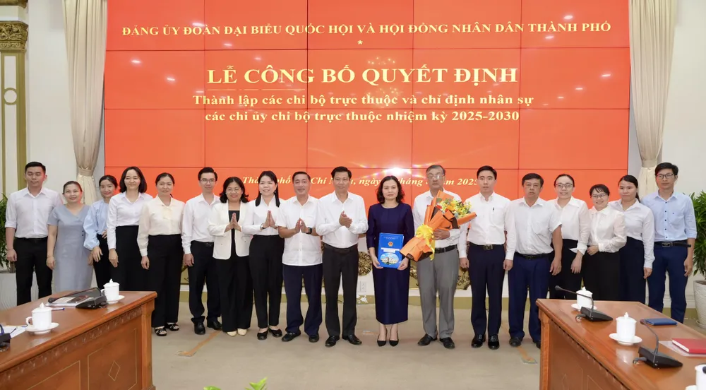 Công bố quyết định thành lập chi bộ Công tác Quốc hội. Ảnh: VĂN MINH d8b4efaf08b67784561ff82ce564580f.jpeg