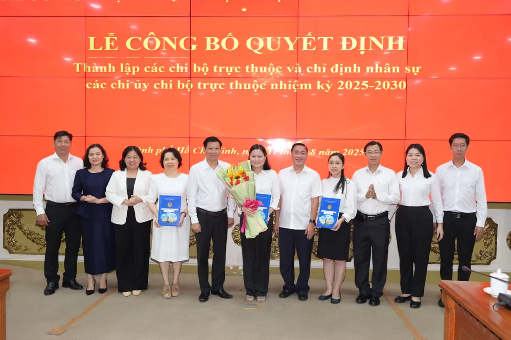 Công bố quyết định thành lập chi bộ Ban Đô thị. Ảnh: VĂN MINH da3cc2945f1ad5b2100b3cf83119f9f2.jpeg