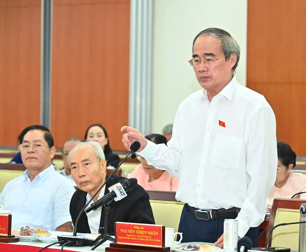 Đồng chí Nguyễn Thiện Nhân, nguyên Ủy viên Bộ Chính trị, nguyên Bí thư Thành ủy TPHCM góp ý. Ảnh: VIỆT DŨNG IMG_0328.jpeg