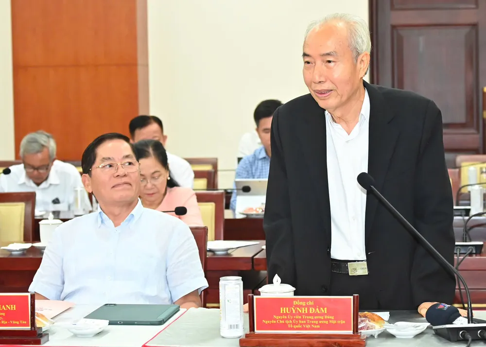 Nguyên Chủ tịch Ủy ban Trung ương MTTQ Việt Nam Huỳnh Đảm góp ý. Ảnh: VIỆT DŨNG IMG_0338.jpeg